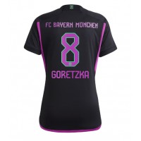 Fotballdrakt Dame Bayern Munich Leon Goretzka #8 Bortedrakt 2023-24 Kortermet